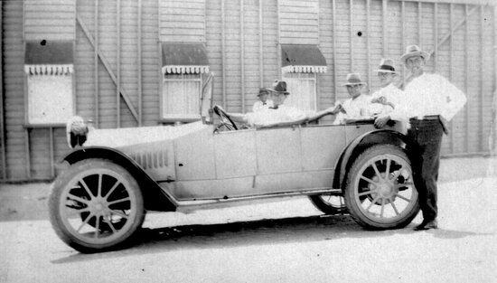 E Gordon&rsquo;s Hupmobile outside the Eureka Hotel, 1927