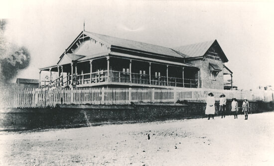 Qld Government Savings Bank &amp; Courthouse, Ravenswood, circa 1904