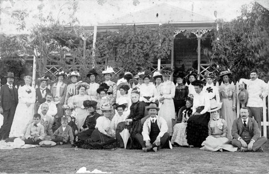 Large Gathering of Paull family, Paull Street
