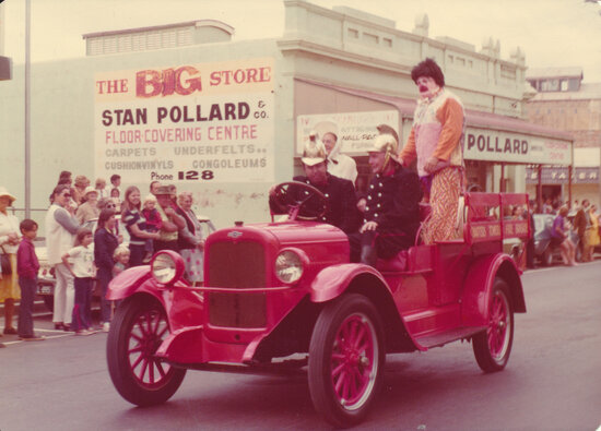 Old Fire Engine in Goldfields Festival Procession, Gill Street, 1975
