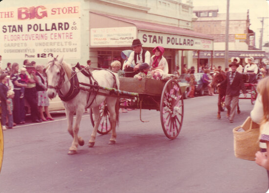 Mrs Patterson&rsquo;s Horse and Buggy in Goldfields Festival Procession, Gill Street, 1975