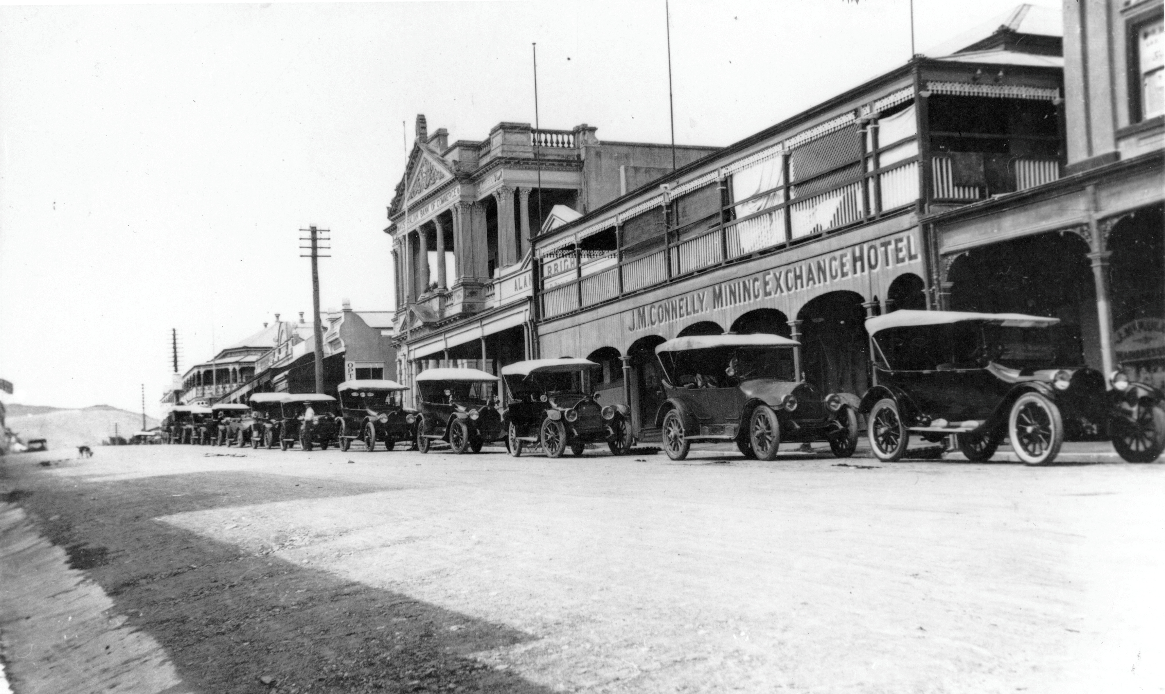 Mining Exchange Hotel, Mosman street with a row of motor cars
