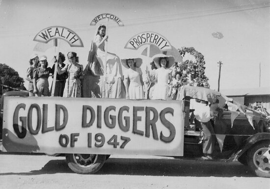 Gold Diggers float for parade, 1947