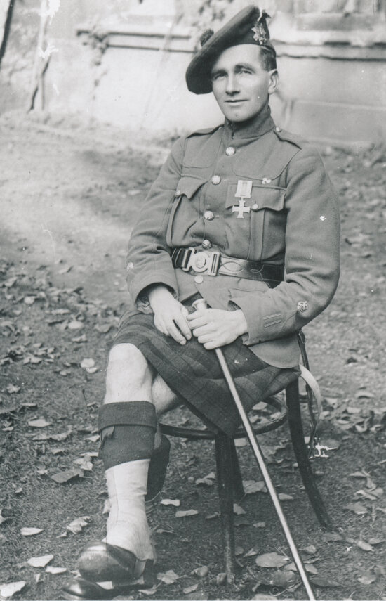 Man in Highlander army unit uniform