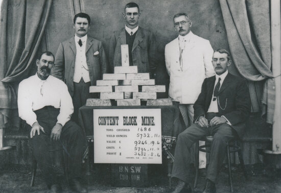 Five men with gold ingots Content Block Mine
