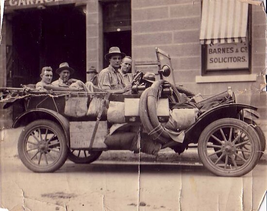 Walter Harrison and Reginald Halse with All Souls staff on Brisbane trip 1923
