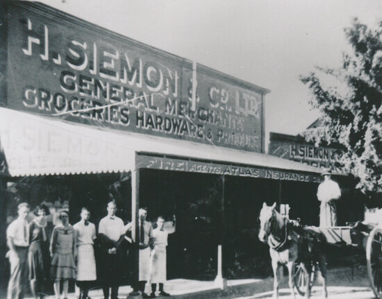 Siemon&rsquo;s Store, lower Gill St and staff
