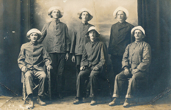 Soldiers, WW1 in linen clothing and cloth hats