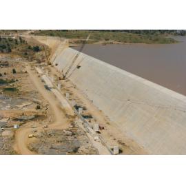 Construction of Burdekin Falls Dam 1987