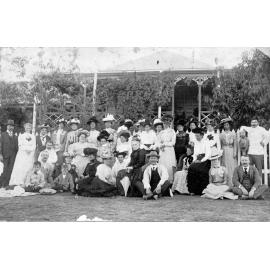 Large Gathering of Paull family, Paull Street