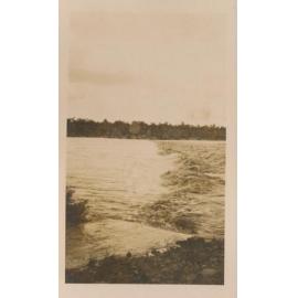 Burdekin River at the Weir, in flood
