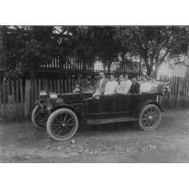 De Castres Family Outside Family Home in Stubley Street, 1915